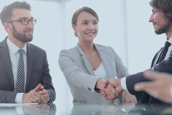 Obchodním partnerům za jejich stůl handshake — Stock fotografie