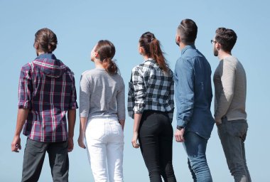 arka view.a bir grup genç insan kopya alanı seyir