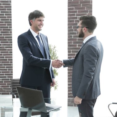 İşadamları tokalaşırken ofis binası