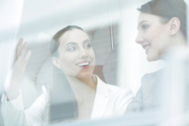 Masa başında oturan glass.colleagues