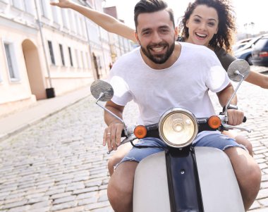 Genç çift bir scooter sürme ve having fun