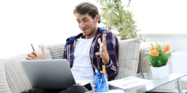 şaşırmış adam evden dizüstü bilgisayar ile çalışma. freelancing kavramı.