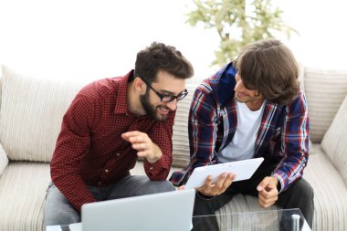 iki creative web tasarımcıları bir tablet ve bir dizüstü bilgisayar ile çalışma.