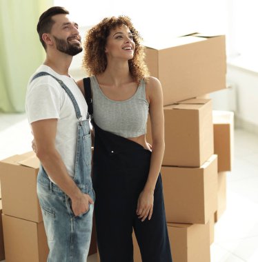 evli çift ayakta yeni daire