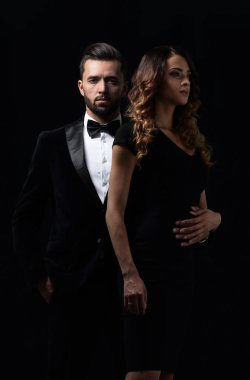 şık erkek ve kadın yan yana studio poz.