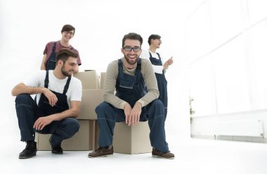 Yığılmış kutular üzerinde beyaz izole erkeklerle.