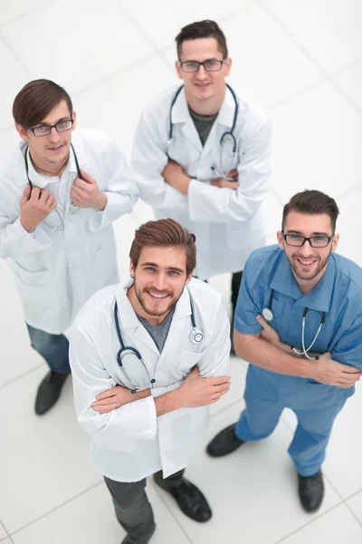 Vista dall'alto. squadra di medici che guardano il camer — Foto Stock