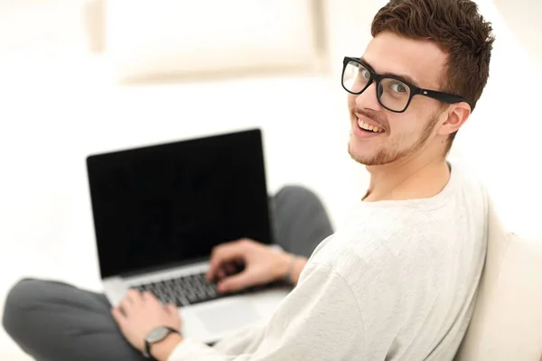 Primer plano de un joven moderno que trabaja en el ordenador portátil — Foto de Stock