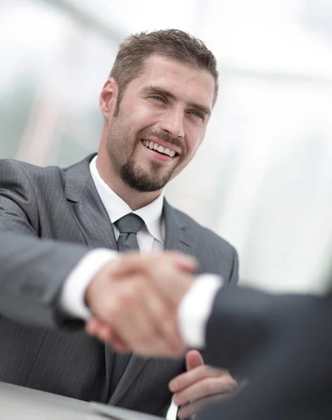 クローズ アップきマネージャーは、クライアントと握手を交わしています。 — ストック写真