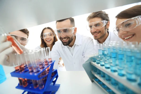Grupo de científicos y farmacéuticos que trabajan en el laboratorio — Foto de Stock