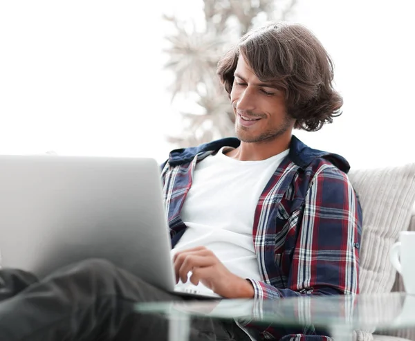 Seriöser Typ, der zu Hause am Laptop arbeitet — Stockfoto