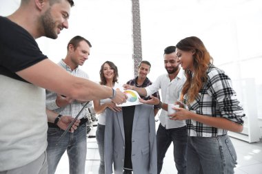 Renk paletini tartışan tasarımcı takımı