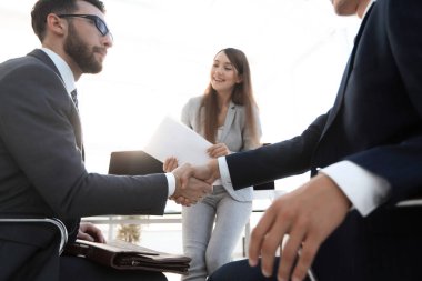 Ofiste iş tokalaşması.