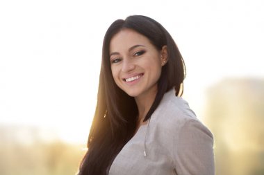 yakın çekim. katta oturan modern genç kadın.