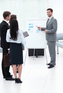 üst düzey yönetici sunuyu ofiste yapar..