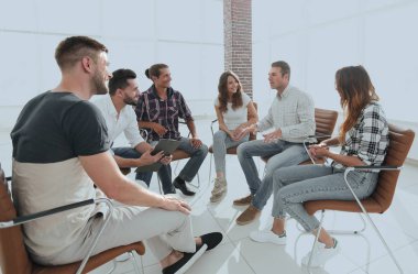 ofis lobisinde otururken yaratıcı ekibi