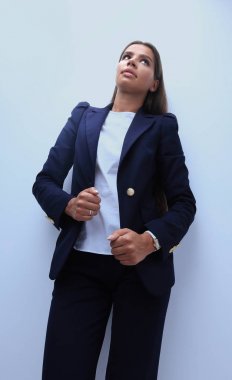 Yakın çekim. Kendine güvenen genç kadın.