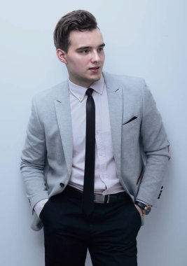 genç bir adam bir takım elbise içinde closeup.