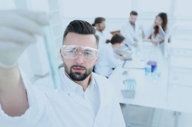 görüntü bulanık. tüp reaktifleri ile tutan genç bilim adamı