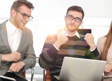 Üç birlikte satırındaki iyi haber alma çalışanlar heyecanlı