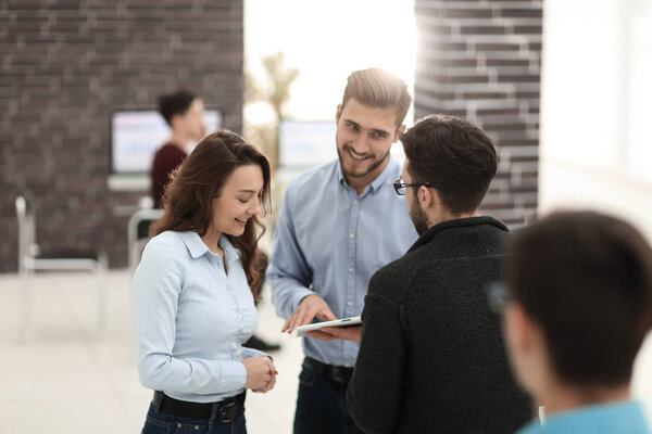 Мозговой штурм в корпорации с командой
