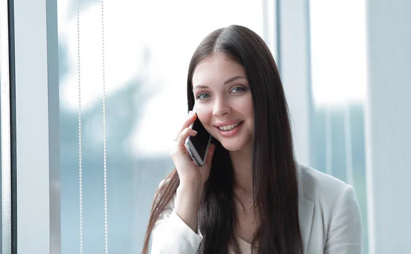 Jeune femme d'affaires parlant sur téléphone mobile — Photo
