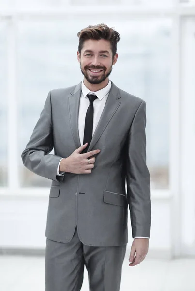 Un giovanotto vestito di grigio — Foto Stock