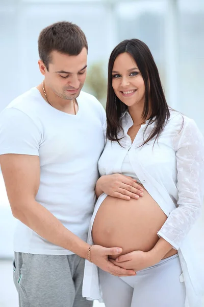 Szczęśliwa para w ciąży w nowym domu w nowej obudowie — Zdjęcie stockowe