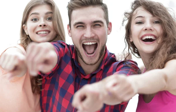 Close-up van drie gelukkige jonge mensen tonen handen vooruit — Stockfoto