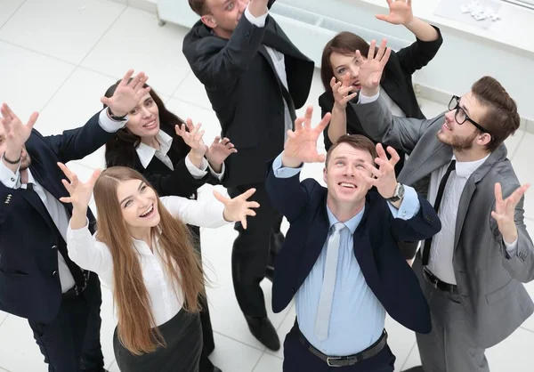 Utsikt från toppen. Joyful business team upp med händerna — Stockfoto