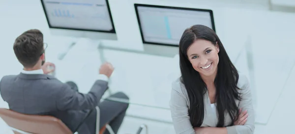 Erfolgreiche Geschäftsfrau vor dem Hintergrund eines modernen Arbeitsplatzes — Stockfoto