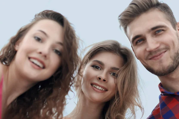 Primer plano de tres jóvenes sonriendo sobre fondo blanco — Foto de Stock