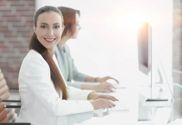 Empregado da empresa que trabalha no seu local de trabalho — Fotografia de Stock