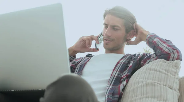 Primo piano di un ragazzo di successo che parla con uno smartphone — Foto Stock