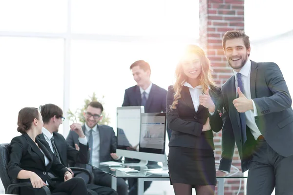 Employés montrant pouces levés dans le bureau . — Photo