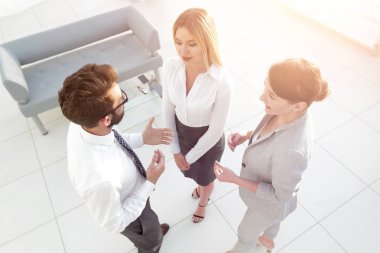 ofiste savunarak top.business ekibinden görüntülemek.