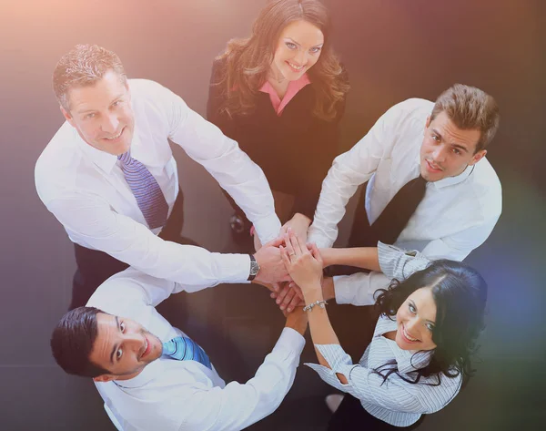 Vista superior de la gente de negocios con las manos juntas en un círculo . — Foto de Stock