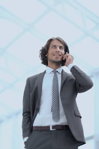 Hombre de negocios hablando en móvil .isolated en blanco . —  Fotos de Stock