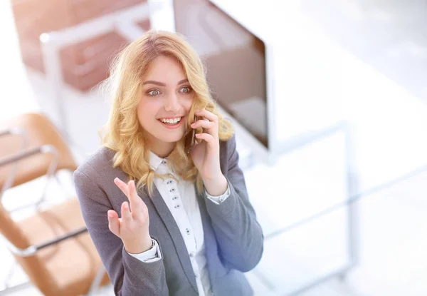 Empregado feliz está falando no smartphone — Fotografia de Stock