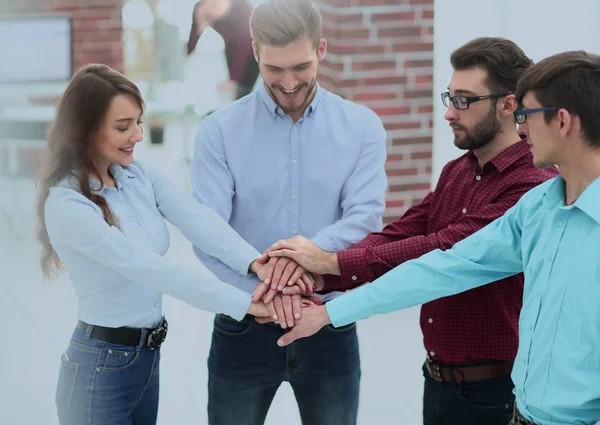 Grupp av människor händer tillsammans partnerskap lagarbete. — Stockfoto
