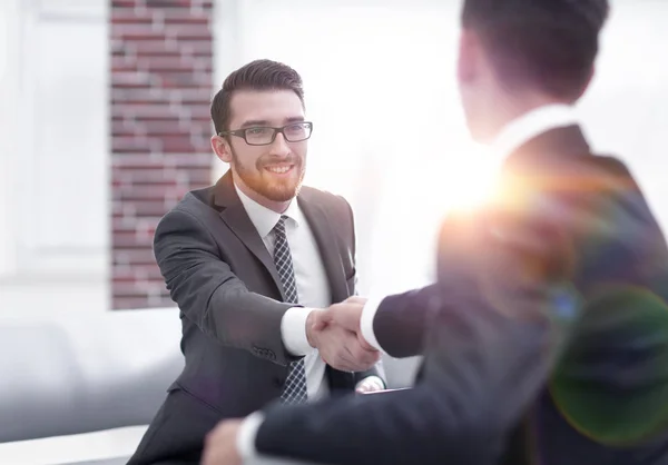 Twee collega 's schudden elkaar de hand na een vergadering — Stockfoto