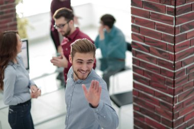 Toplantıda çalışan iş adamlarının resmi.