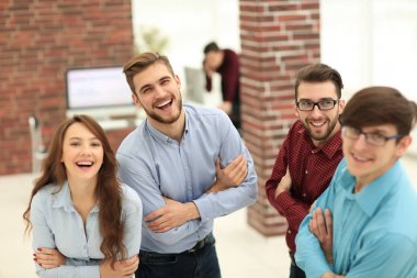 Gülümseyen Amerikan takımı kahve içerken iş projesini tartışıyor 