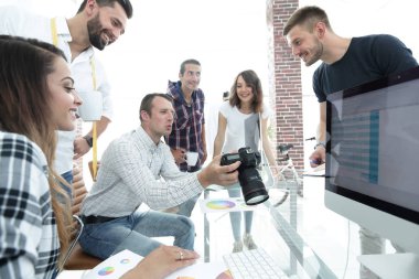 Grup fotoğrafı modern bir ofiste çalışan editörler.