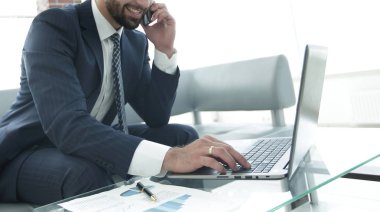 Smartphone üzerinde konuşmak ve metin dizüstü bilgisayarda yazarak işadamı