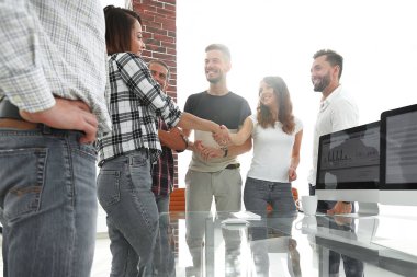 el sıkışma genç tasarımcı ve istemci