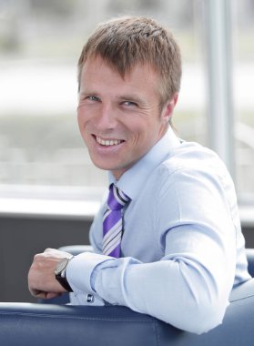 Kendine güvenen işadamı kameraya, arka görüş arıyorsunuz