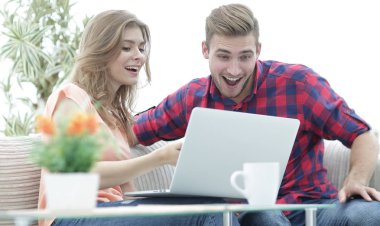 modern bir oturma odasında otururken bir favori film izlerken mutlu genç Çift.