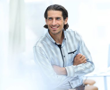 Kendine güvenen genç iş adamı