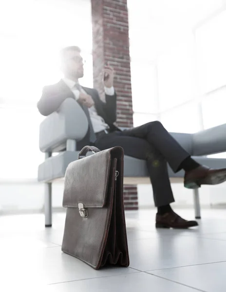 Homme d'affaires assis sur le canapé dans le bureau — Photo